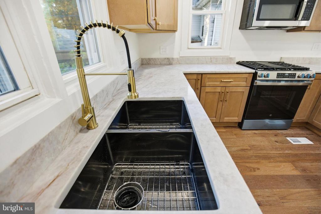 Image 16 of property listing at 5618 PLYMOUTH RD, Baltimore, MD 21214