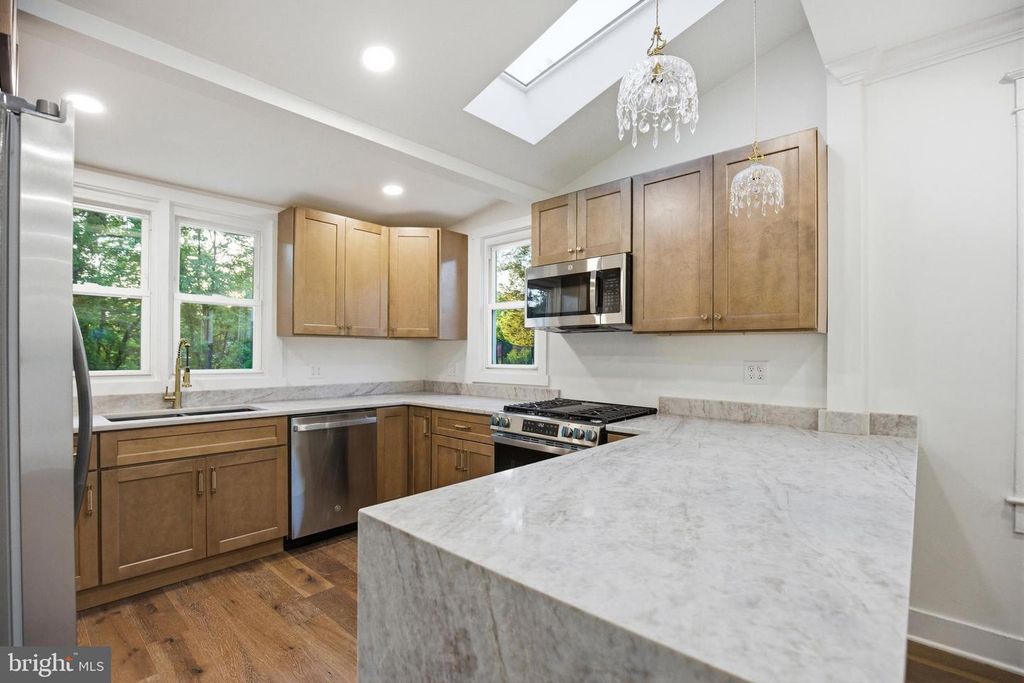 Image 19 of property listing at 5618 PLYMOUTH RD, Baltimore, MD 21214