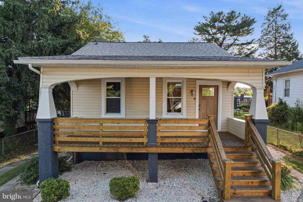 Image 2 of property listing at 5618 PLYMOUTH RD, Baltimore, MD 21214