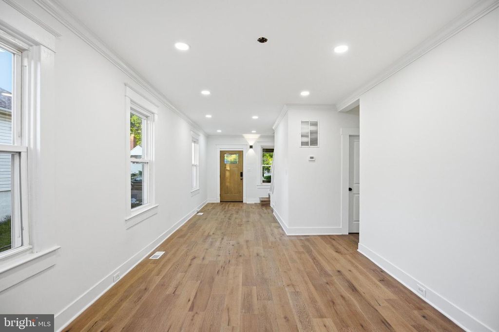 Image 21 of property listing at 5618 PLYMOUTH RD, Baltimore, MD 21214