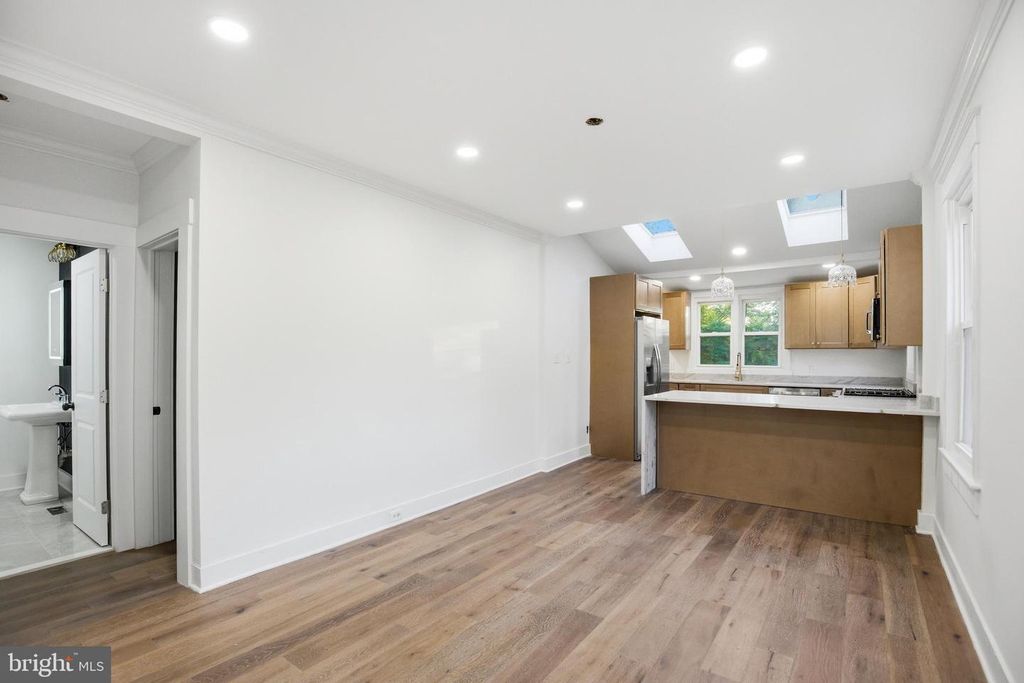 Image 23 of property listing at 5618 PLYMOUTH RD, Baltimore, MD 21214