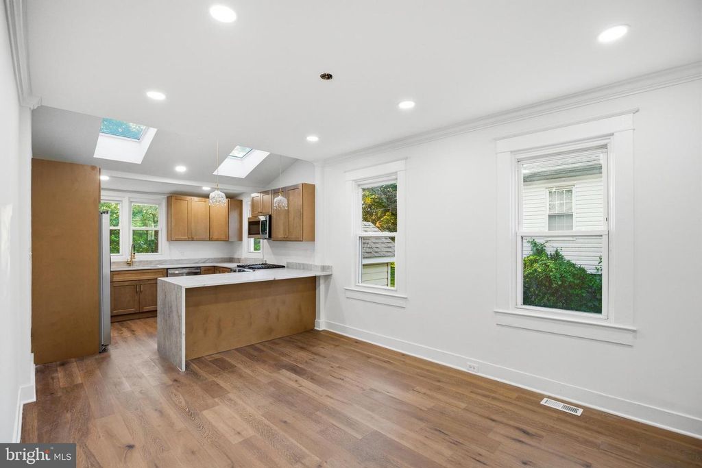 Image 25 of property listing at 5618 PLYMOUTH RD, Baltimore, MD 21214