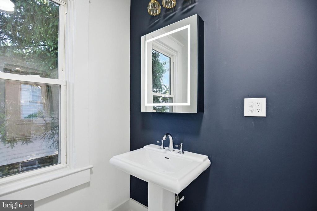 Image 32 of property listing at 5618 PLYMOUTH RD, Baltimore, MD 21214