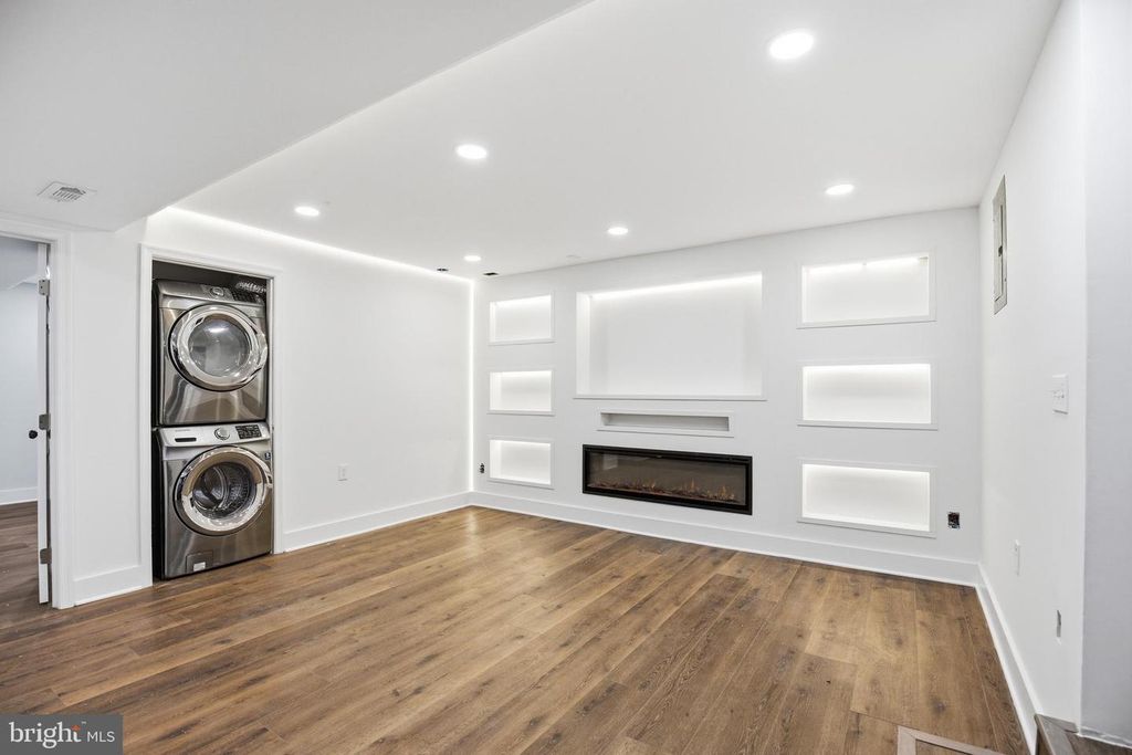 Image 33 of property listing at 5618 PLYMOUTH RD, Baltimore, MD 21214