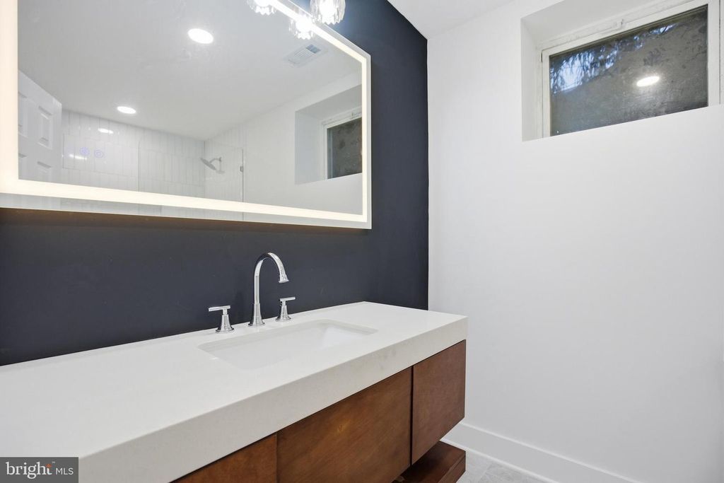 Image 44 of property listing at 5618 PLYMOUTH RD, Baltimore, MD 21214