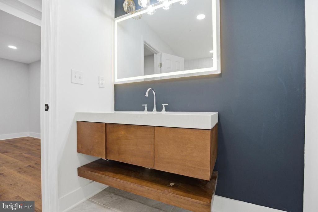 Image 45 of property listing at 5618 PLYMOUTH RD, Baltimore, MD 21214