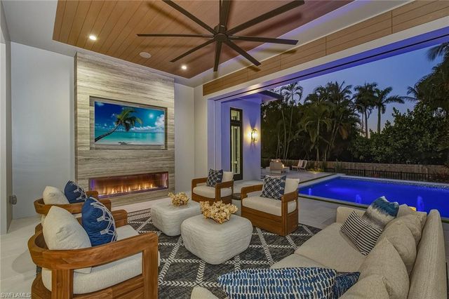 405 Putter Point DR, Naples, FL 34103