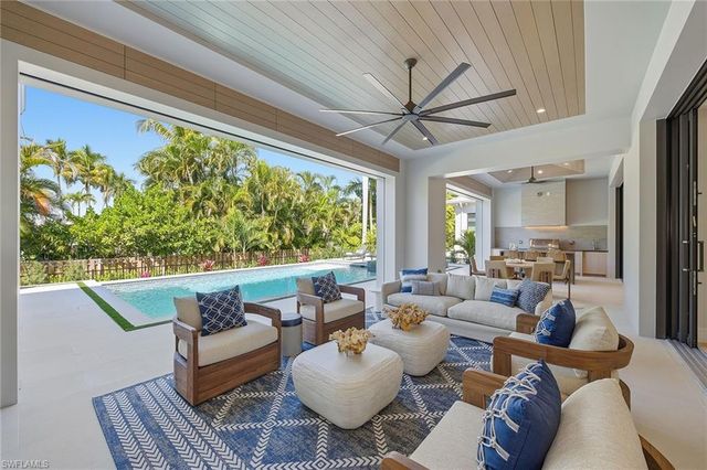 405 Putter Point DR, Naples, FL 34103