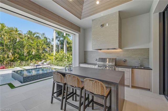 405 Putter Point DR, Naples, FL 34103