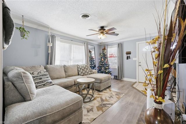 2402 Sunset DR, Chesapeake, VA 23323