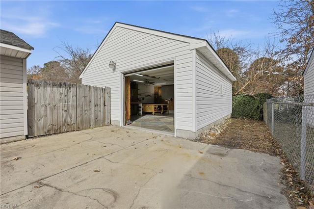 2402 Sunset DR, Chesapeake, VA 23323