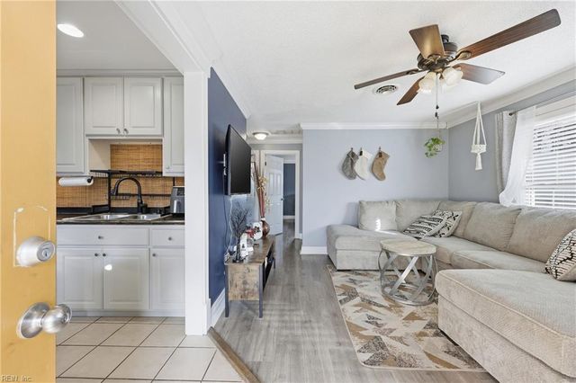 2402 Sunset DR, Chesapeake, VA 23323