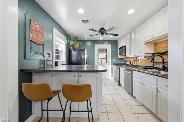 2402 Sunset DR, Chesapeake, VA 23323