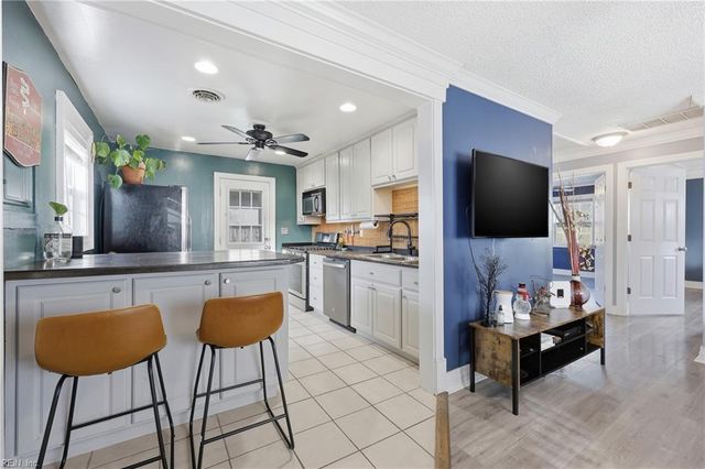 2402 Sunset DR, Chesapeake, VA 23323