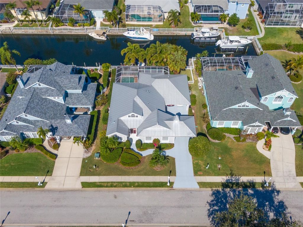 Image 4 of property listing at 4743 SPINNAKER DRIVE, Bradenton, FL 34208