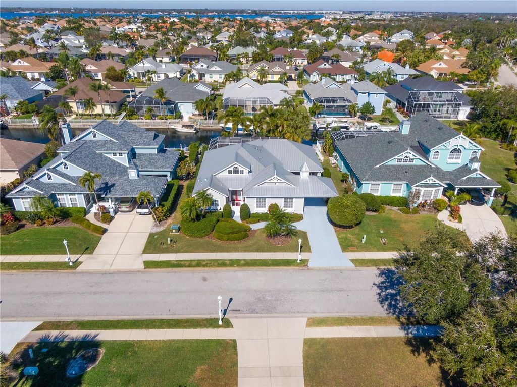 Image 8 of property listing at 4743 SPINNAKER DRIVE, Bradenton, FL 34208