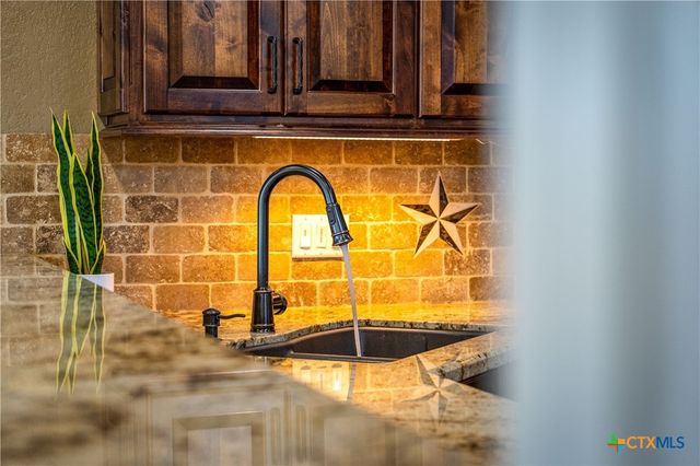 1065 Hillcrest Forest, Canyon Lake, TX 78133