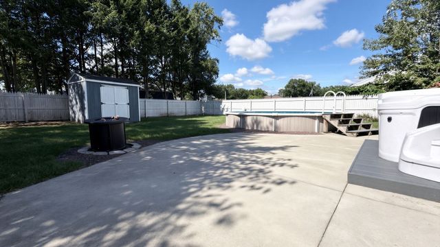 211 Holyoke St, Ludlow, MA 01056