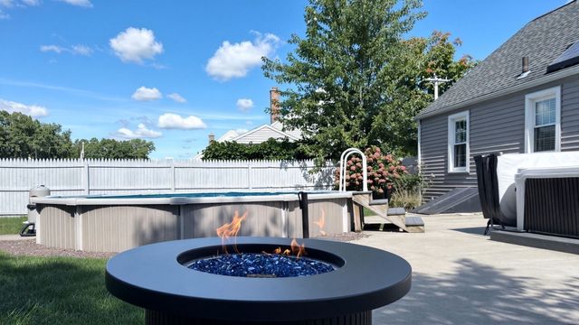 211 Holyoke St, Ludlow, MA 01056