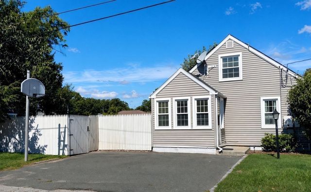 211 Holyoke St, Ludlow, MA 01056