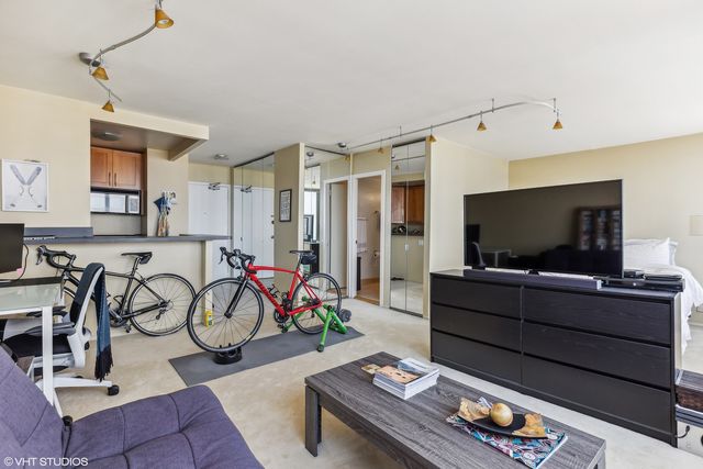 1460 N Sandburg Terrace 2304, Chicago, IL 60610
