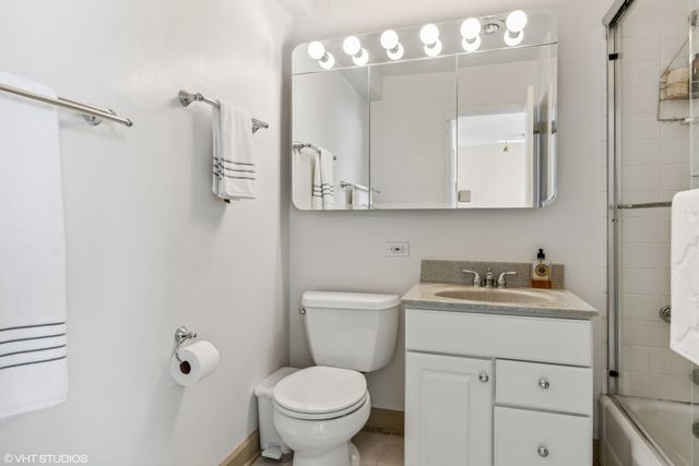 1460 N Sandburg Terrace 2304, Chicago, IL 60610