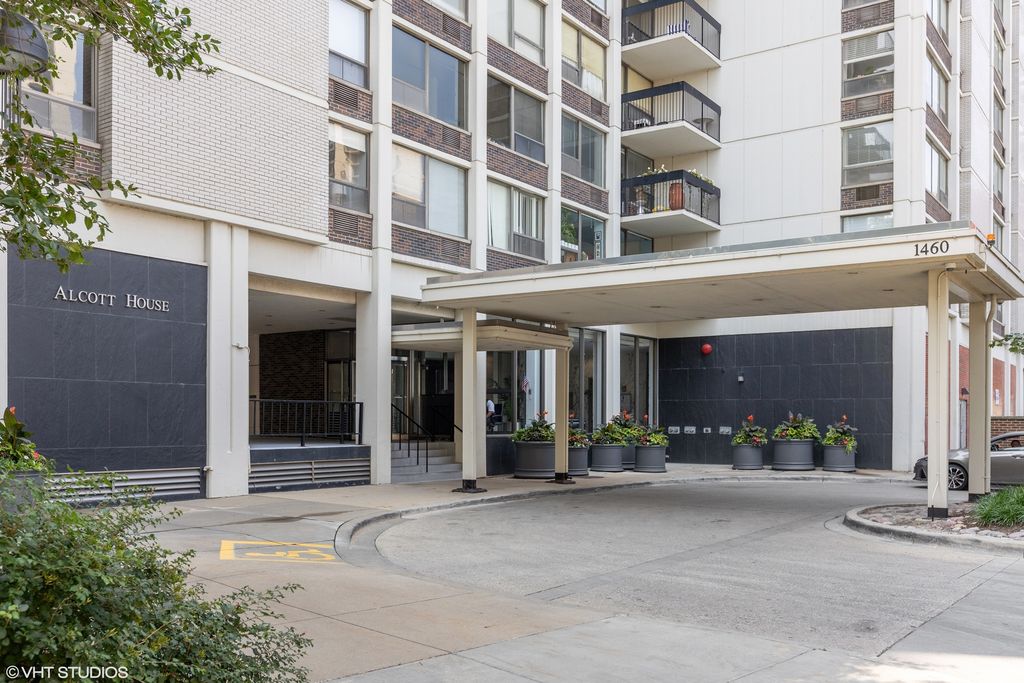 1460 N Sandburg Terrace 2304, Chicago, IL 60610