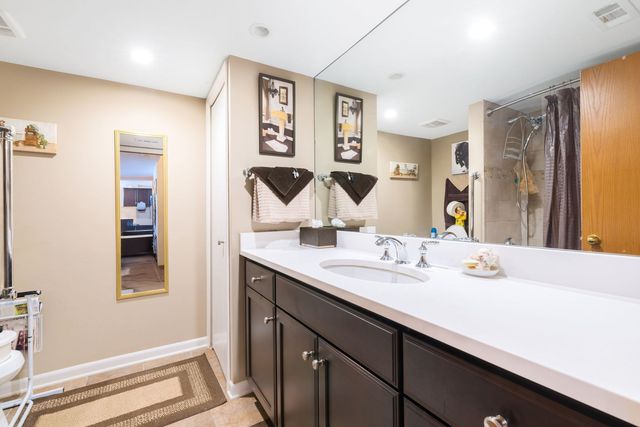 1S045 Spring Road 1D, Oakbrook Terrace, IL 60181