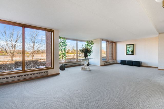 1S045 Spring Road 1D, Oakbrook Terrace, IL 60181