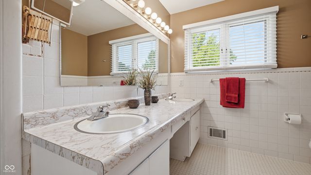 6453 Green Leaves Road, Indianapolis, IN 46220