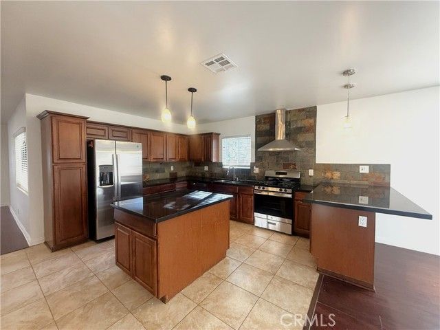 21047 Runnymede Street, Canoga Park (los Angeles), CA 91303