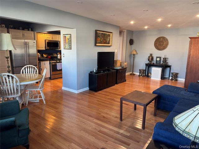 59 Hampton Place 20D, Freeport, NY 11520