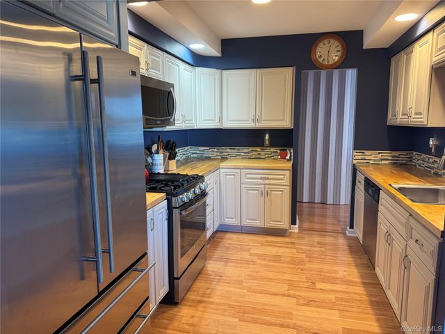 59 Hampton Place 20D, Freeport, NY 11520