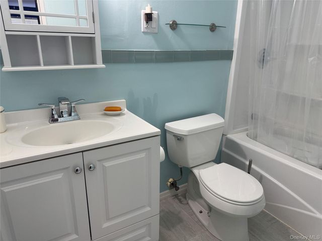 59 Hampton Place 20D, Freeport, NY 11520