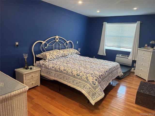 59 Hampton Place 20D, Freeport, NY 11520