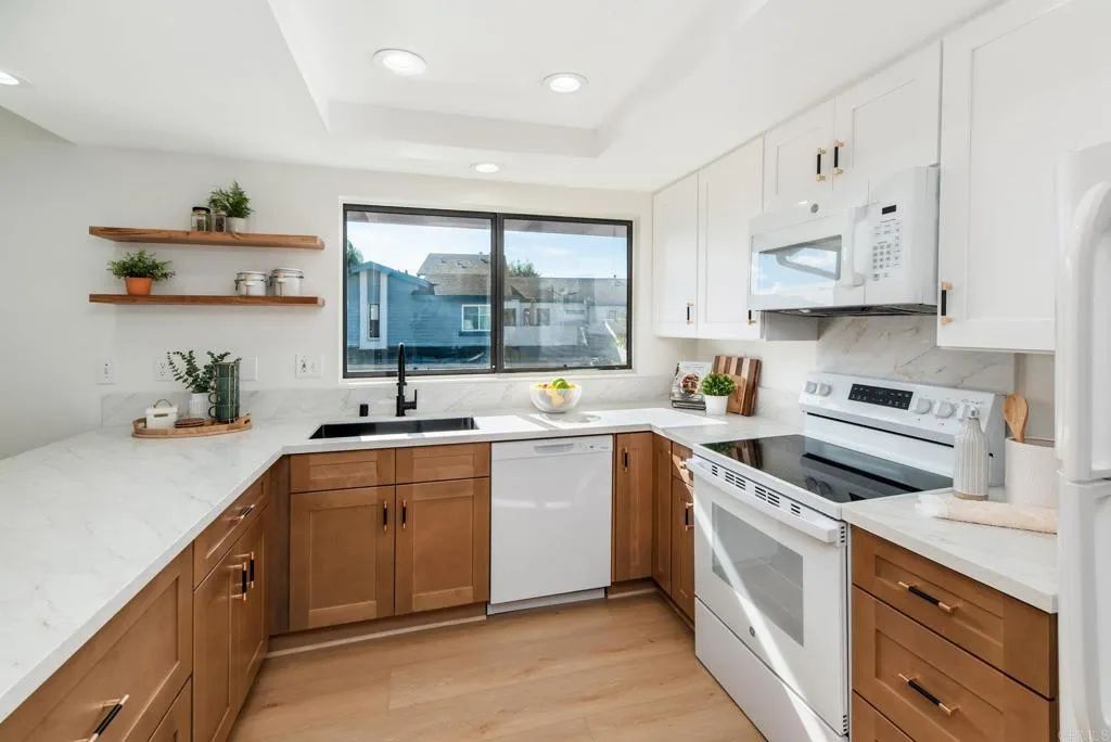 4085 Crystal Dawn 201, San Diego, CA 92122