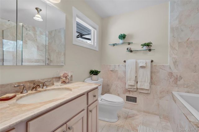 5 Cedar Lane, Setauket, NY 11733