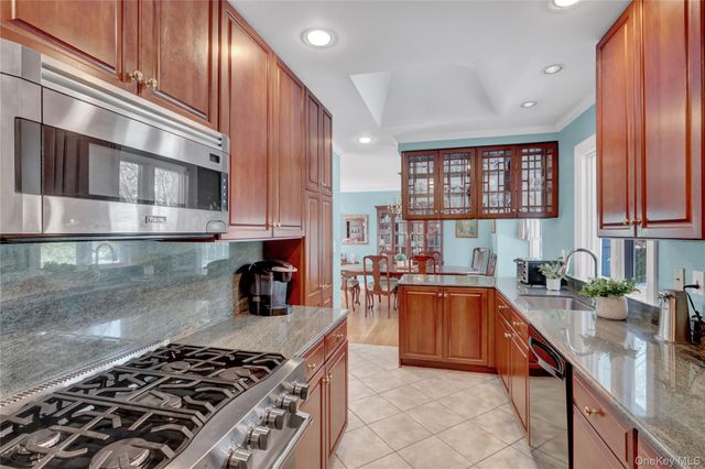 5 Cedar Lane, Setauket, NY 11733