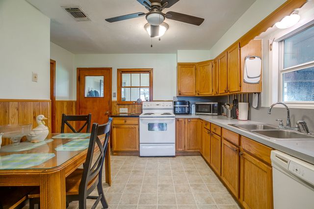 300 S Caddo Street, Lipan, TX 76462