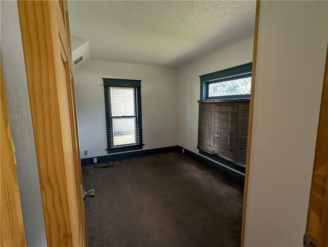 313 Shawnee Street, Hiawatha, KS 66434