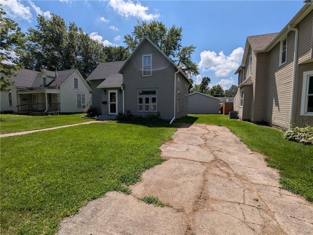 313 Shawnee Street, Hiawatha, KS 66434