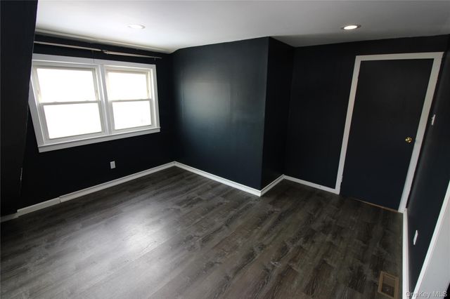 1 Pine Place, Glen Cove, NY 11542