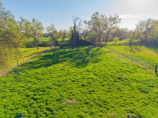 5760 Green Acres Drive, Anderson, CA 96007