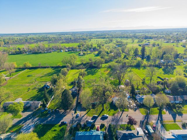 5760 Green Acres Drive, Anderson, CA 96007