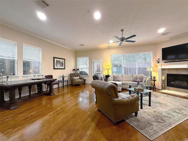 1446 Sherwood Park Circle, Houston, TX 77043