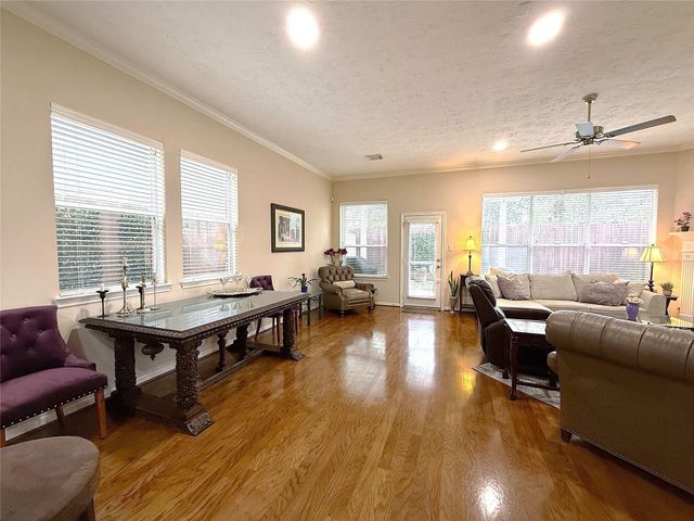 1446 Sherwood Park Circle, Houston, TX 77043