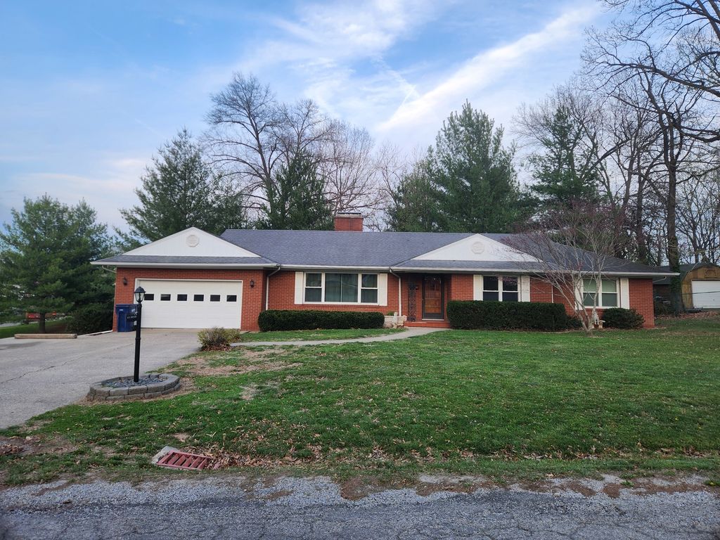 Image 1 of property listing at 1020 N 18th Street, Mt Vernon, IL 62864