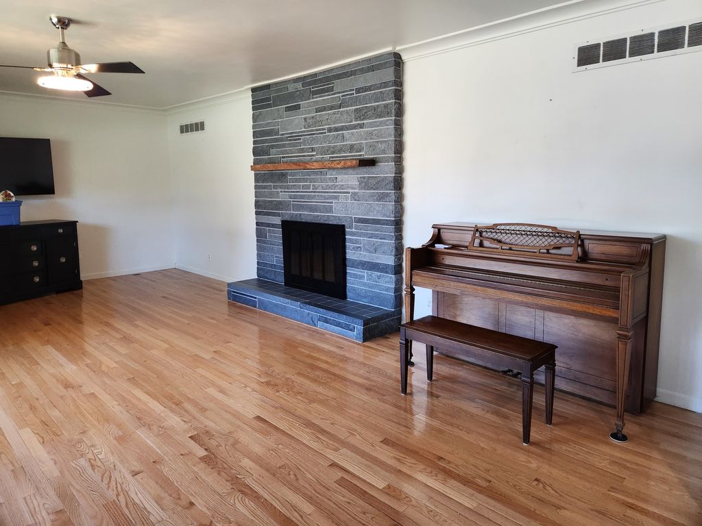 Image 3 of property listing at 1020 N 18th Street, Mt Vernon, IL 62864