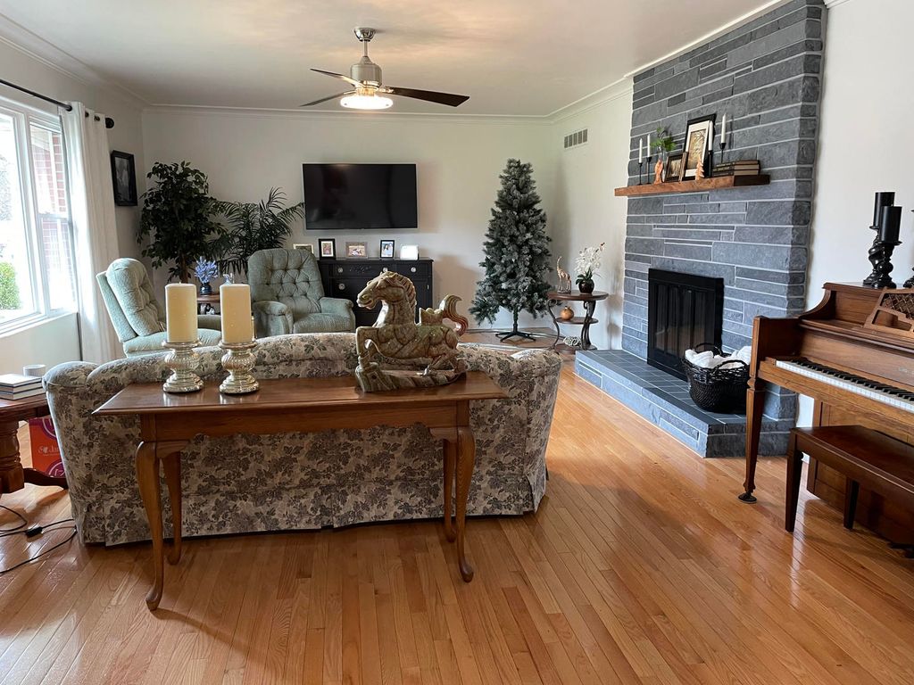 Image 5 of property listing at 1020 N 18th Street, Mt Vernon, IL 62864