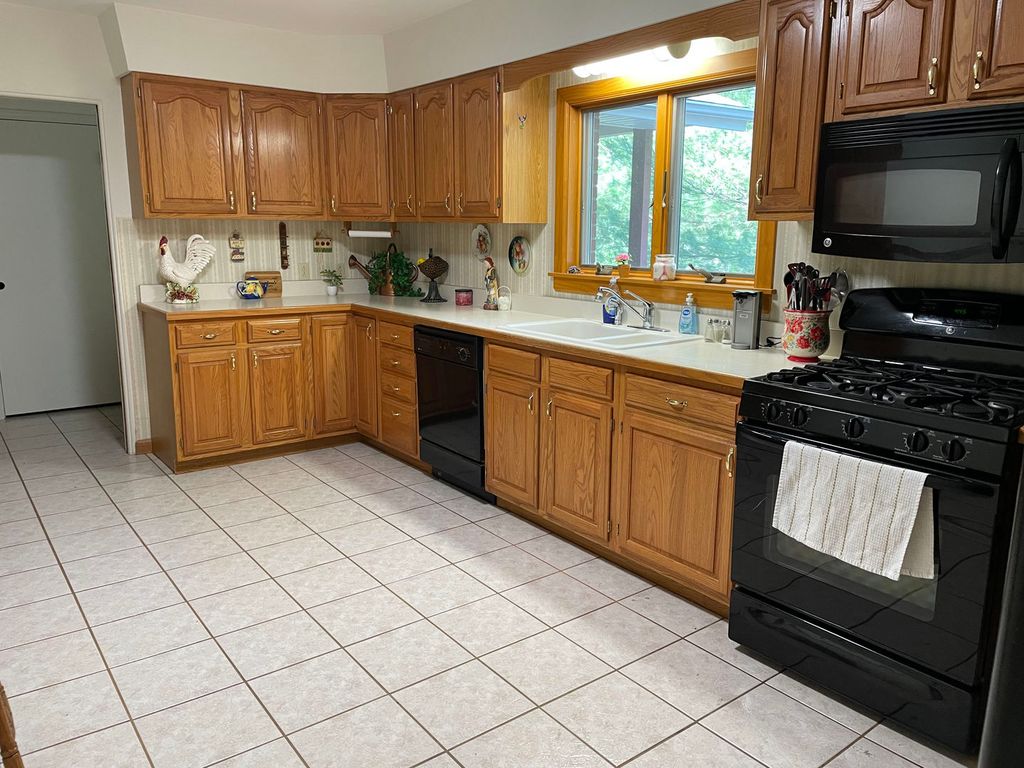 Image 7 of property listing at 1020 N 18th Street, Mt Vernon, IL 62864